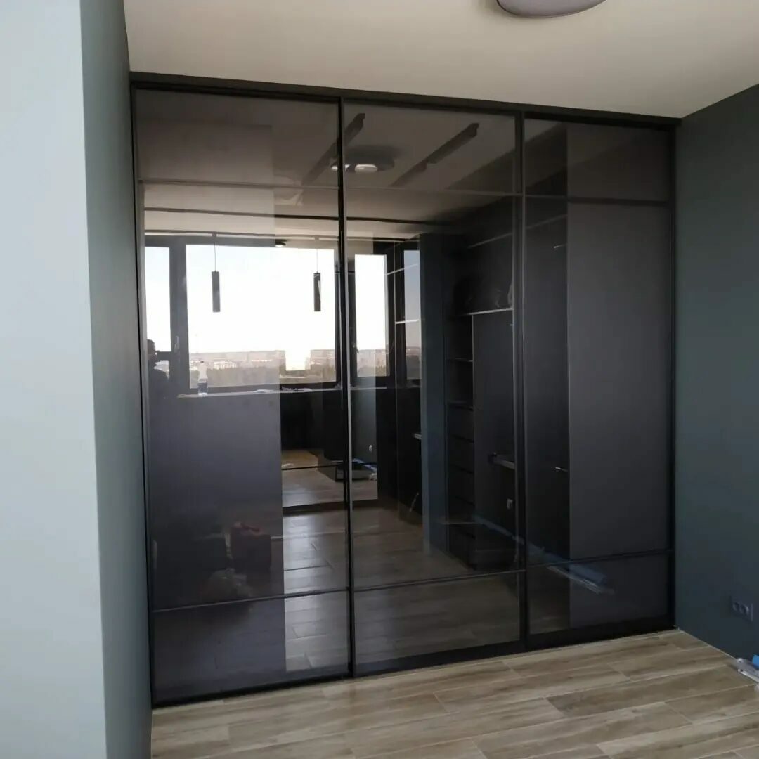 Стеклянные перегородки, двери-купе 